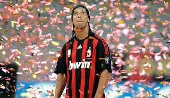 Camiseta de Ronaldinho del Milán Temporada 2010-2011